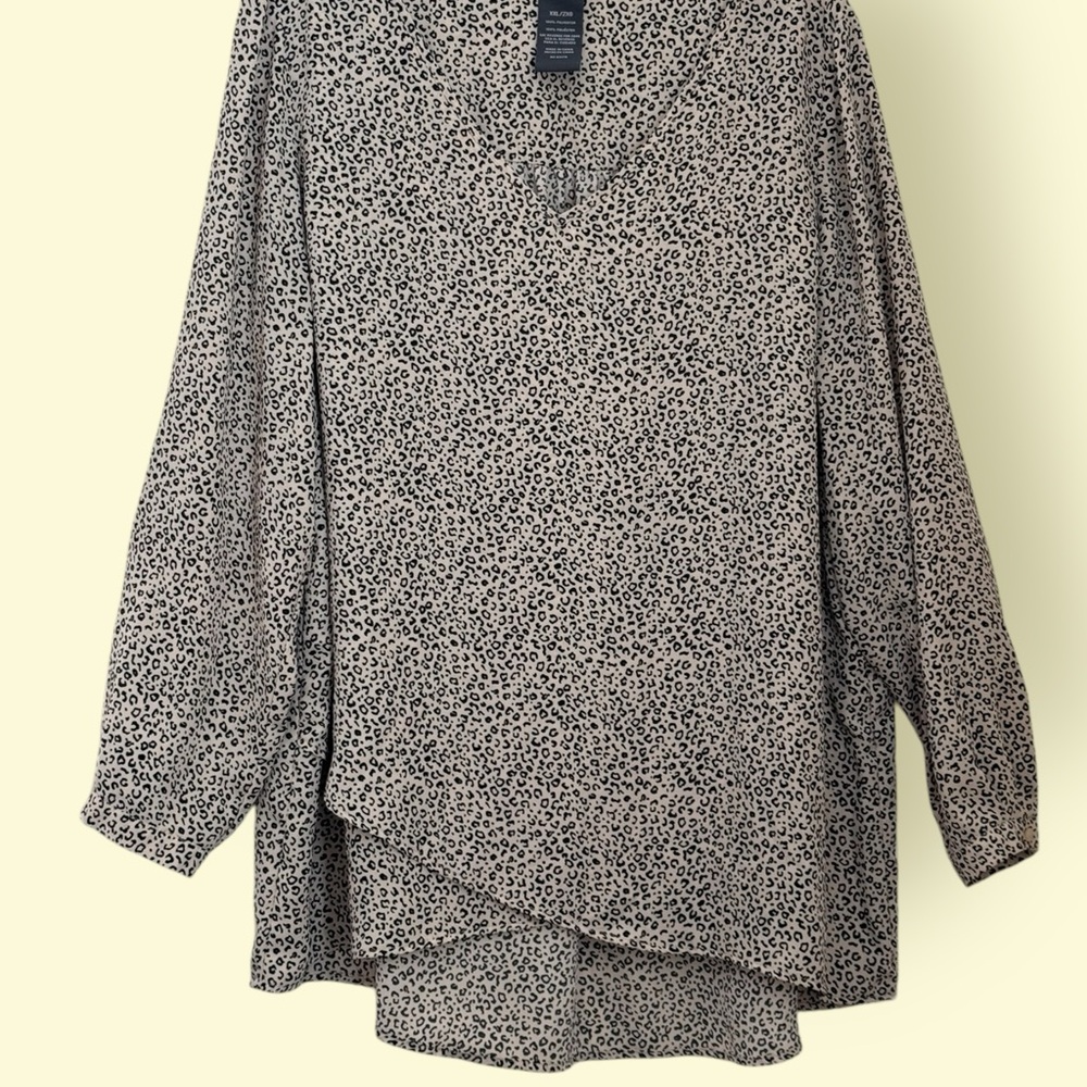 LEOPARD PRINT TUNIC TOP. SIZE XXL. CHELSEA & THEODORE. LONG SLEEVE, HI-LO HEM.